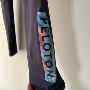 Peloton dark gray cropped soft stretch leggings colorful logo at ankle size 1X
